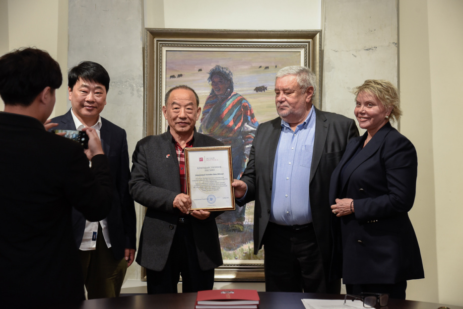 Знаменитый китайский художник Хань Юйчэнь подарил свою картину Музею Востока
