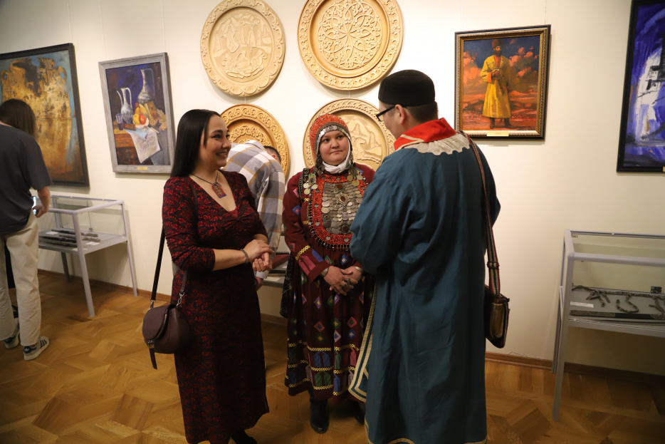 Выставка "Истоки народной культуры: орнаменты, образы, символы"